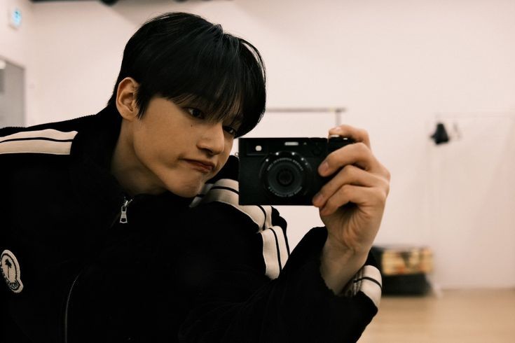 janubaseus's tweet photo. hengfi bersdey my bro aku gw🤍 https://t.co/Da81SocqN7