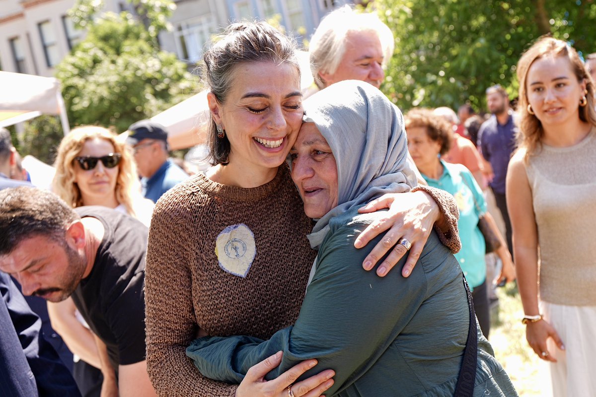 sdedetas's tweet photo. Dünya Çevre Günü kapsamında bu yıl ikincisini düzenlediğimiz Üsküdar Çevre Festivali’nde komşularımızla, çocuklarımızla ve çevre gönüllülerimizle bir aradaydık. 🌿 

Kuzguncuk Bostanı’nda doğayla buluştuğumuz bu anlamlı etkinlikte; geri dönüşümden atıksız yaşama, ata tohumlarından döngüsel ekonomiye kadar pek çok konuda birlikte öğrendik, birlikte ürettik.

Üsküdar’da iklim kriziyle mücadeleyi yalnızca bir hedef değil, günlük yaşamın parçası olarak görüyor; daha yaşanabilir bir gelecek için çalışmaya devam ediyoruz. 🌍