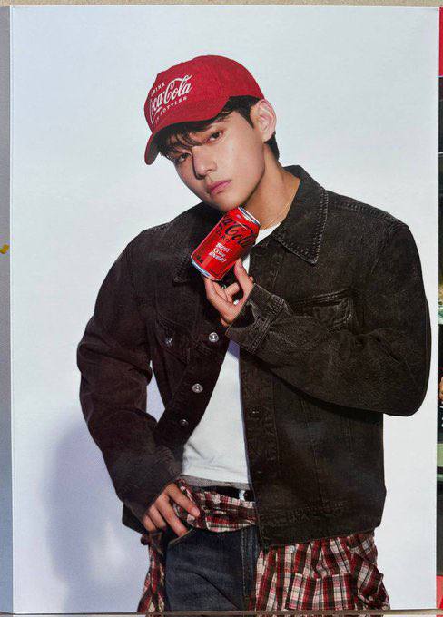 Bulleproof_Team's tweet photo. 🌱📰 | INFO

Como parte de una colaboración con Coca-Cola, KFC Japón presentó una promoción especial que permite a los clientes recibir un exclusivo mini álbum fotográfico de Kim Taehyung al adquirir determinados productos del menú. 📸💜

#V  #BTS #KFCJapan #CocaCola https://t.co/07eXtLgS6s