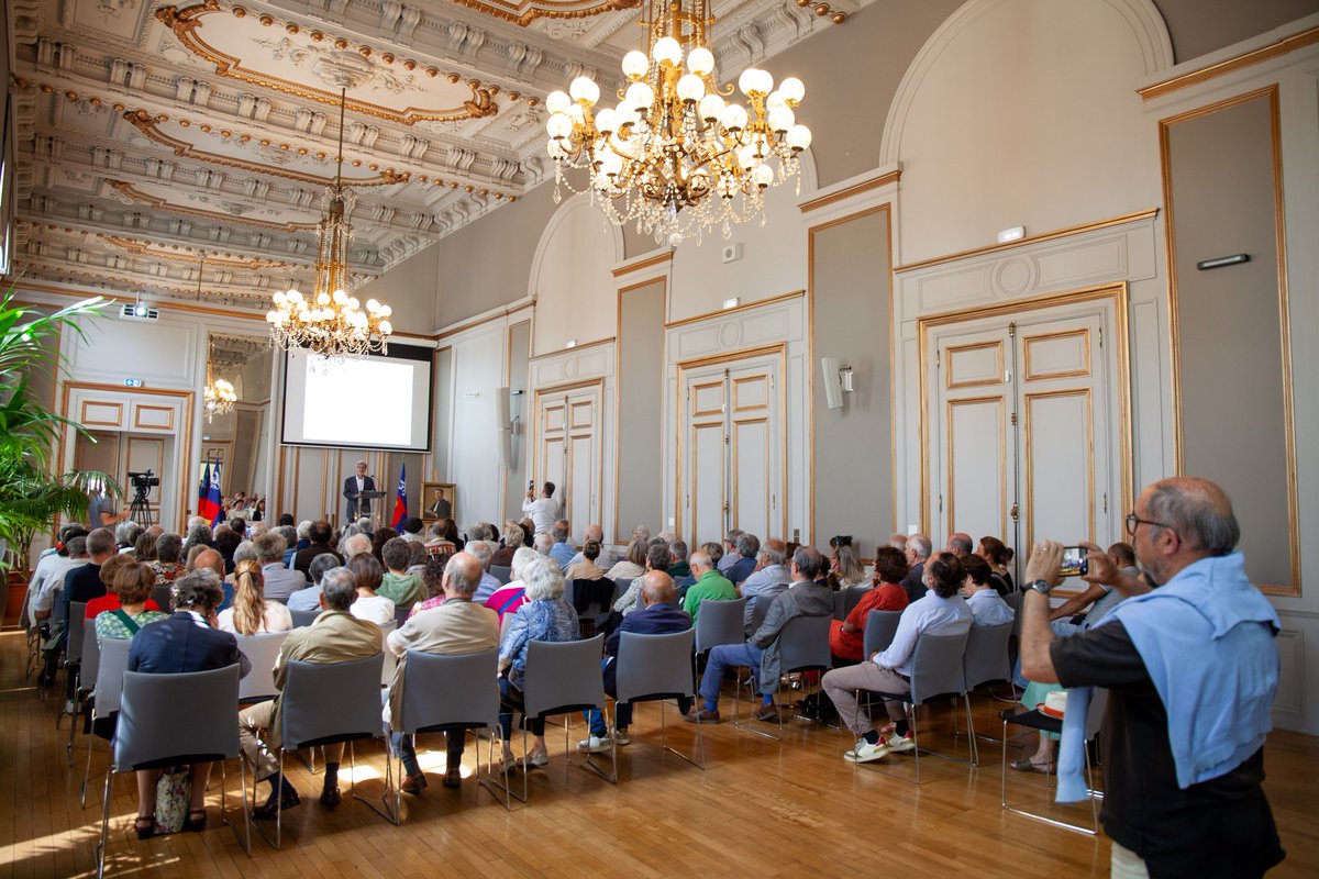 VilleDeBayonne's tweet photo. 🗓 Événement | L'Académie Gasconne a célébré, ce dimanche, son centenaire.
Après une messe en gascon et avant un déjeuner chanté à la salle Lauga, un Chapitre exceptionnel s'est tenu dans le Grand Salon de l'Hôtel de ville, en  présence du President de l'association, Guy Mondorge, des Académiciens, du Maire de Bayonne @JreneEtchegaray et des élus de la @VilleDeBayonne, de la Députée Colette Capdevielle.
Invité à prendre la parole, Yves Ugalde, adjoint à la Culture, a annoncé que la conférence de presse des prochaines Fêtes de Bayonne se tiendra dans les locaux de l'Académie gasconne pour marquer cet anniversaire. 
📷 3'6 FILM 
#BayonneMaVille