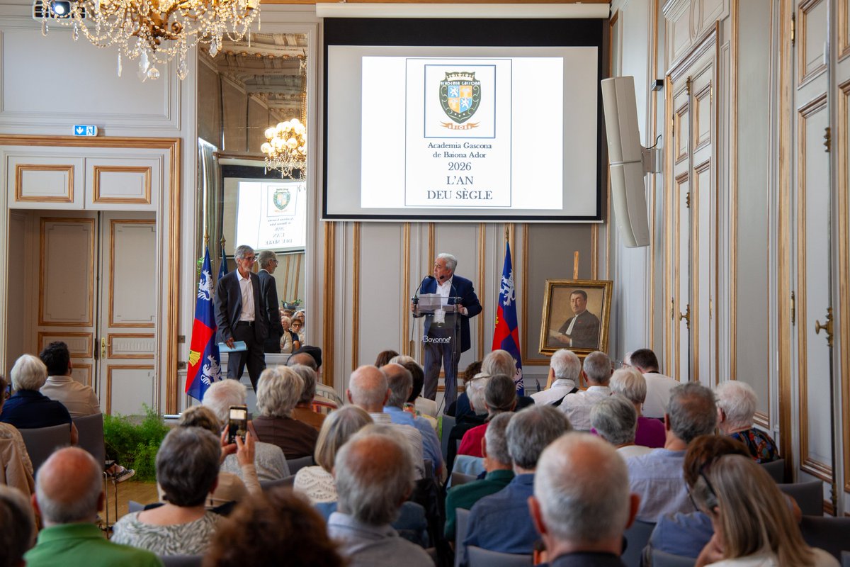 VilleDeBayonne's tweet photo. 🗓 Événement | L'Académie Gasconne a célébré, ce dimanche, son centenaire.
Après une messe en gascon et avant un déjeuner chanté à la salle Lauga, un Chapitre exceptionnel s'est tenu dans le Grand Salon de l'Hôtel de ville, en  présence du President de l'association, Guy Mondorge, des Académiciens, du Maire de Bayonne @JreneEtchegaray et des élus de la @VilleDeBayonne, de la Députée Colette Capdevielle.
Invité à prendre la parole, Yves Ugalde, adjoint à la Culture, a annoncé que la conférence de presse des prochaines Fêtes de Bayonne se tiendra dans les locaux de l'Académie gasconne pour marquer cet anniversaire. 
📷 3'6 FILM 
#BayonneMaVille