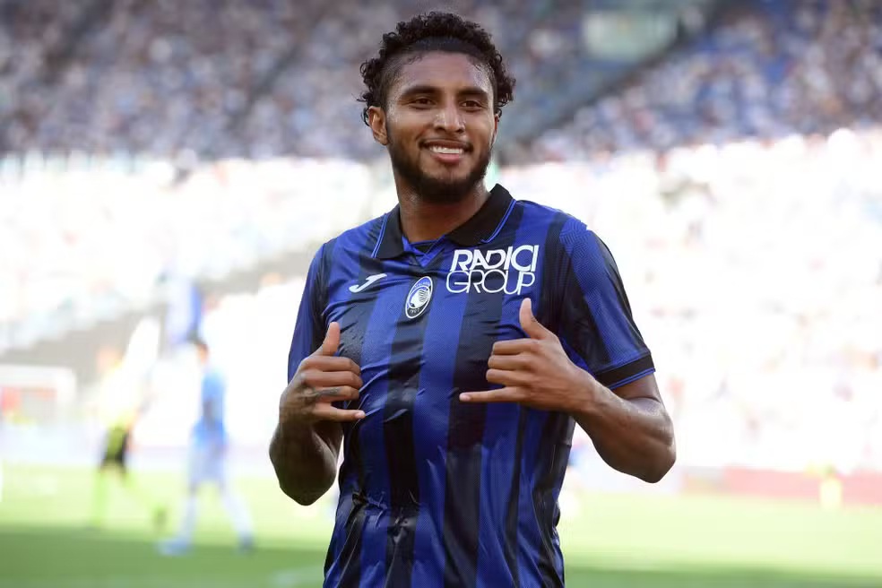liberta___depre's tweet photo. CBF INFORMA:

Wesley cortado da Copa do Mundo.

A Confederação Brasileira de Futebol informa que o atleta Wesley foi reavaliado neste domingo (07) pela comissão médica da Seleção Brasileira e submetido a exame de imagem. 

A ressonância magnética constatou lesão muscular no músculo adutor da coxa esquerda.

Diante do diagnóstico, a CBF anuncia a convocação do atleta Éderson, que se integrará à delegação já nesta segunda-feira (08), nos Estados Unidos.

📷TV Globo / 📷Getty Images