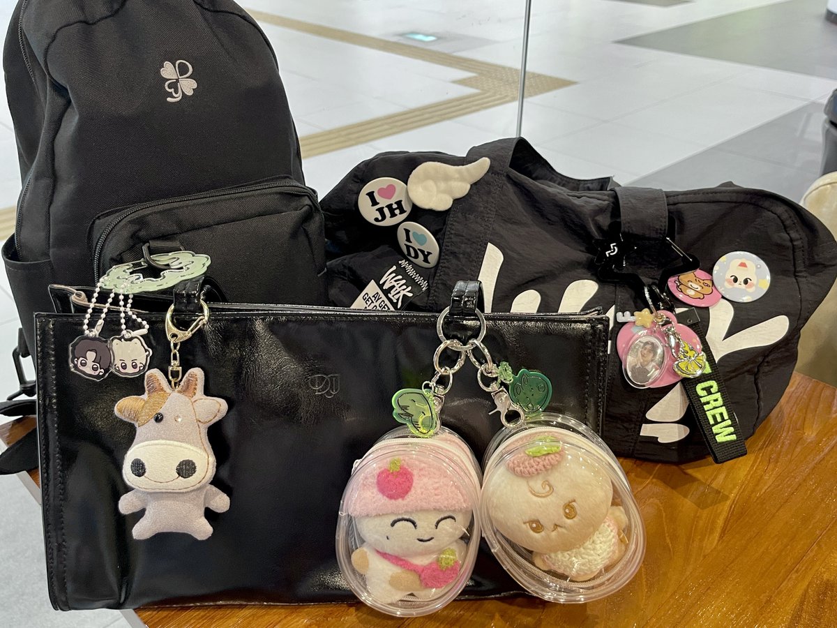 ddo01hee's tweet photo. 여자 셋이 모였는데 가방이 전부 엠디인 사건
심지어 다 달라ㅋㅋㅋㅋㅋㅋㅋㅋ
디리유, 도재정, 우리칠 워크 가방
도프들 아니랄까봐 도영이만큼 엠디 잘 쓴다
‘의미있는 소비’ 💯 https://t.co/SZZVOhlzCT