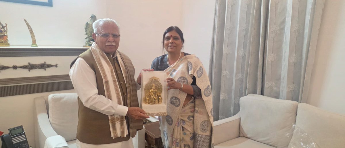 mlkhattar's tweet photo. भारतीय जनता पार्टी, हरियाणा की नवनियुक्त प्रदेश अध्यक्ष बहन डॉ. @bjparchanagupta जी से आज स्नेहिल शिष्टाचार भेंट हुई।

पूर्ण विश्वास है कि आदरणीय प्रधानमंत्री श्री @narendramodi जी एवं माननीय राष्ट्रीय अध्यक्ष श्री @NitinNabin जी के मार्गदर्शन में आपका व्यापक संगठनात्मक अनुभव एवं मजबूत नेतृत्व क्षमता निश्चित रूप से प्रदेश में संगठन को एक नई दिशा और नई ऊर्जा प्रदान करेगा। 

आपके सफल एवं प्रेरणादायी कार्यकाल हेतु असीम शुभकामनाएँ।
