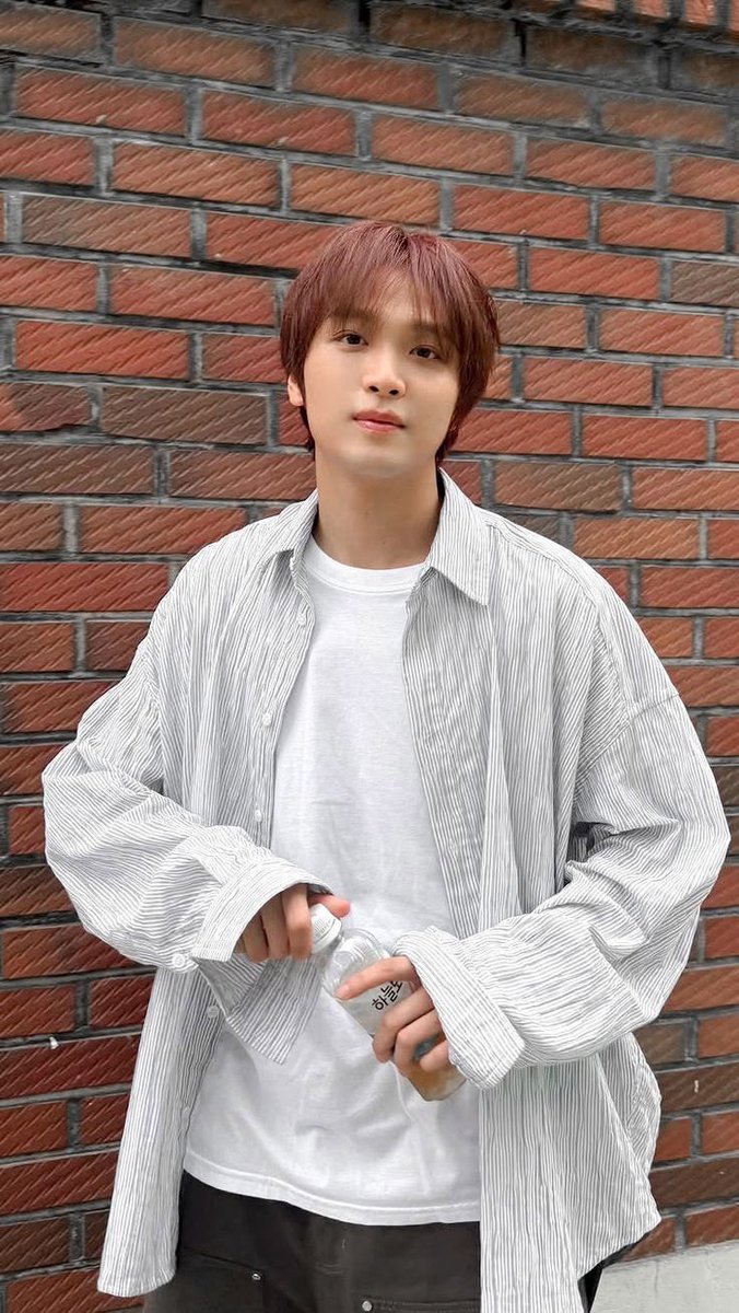 Hyuckflowerz_'s tweet photo. showed my mom this pic of hc and asked her if she thought we’d be cute together and she said no bc I was too old for him (im 21) https://t.co/agftHw1jIP