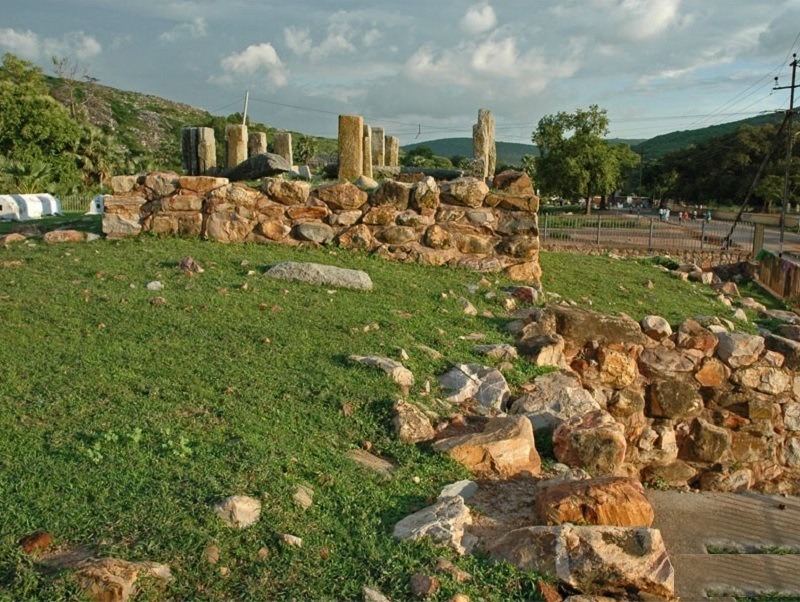 PrasunNagar's tweet photo. Reconstruction of 'Ajatshatru's Fort' at Rajgir ( image 1).

This is based on several ASI excavations, which have taken place here since the late 19th century. 

Main points about the fort:

1) Made up of stone;

2) Wooden palisades & watch towers stood above the stone foundations;

3) Defensive ditches near the fort;

4) Gateways and bastions

Image 2 = The ruins of the fort as it stands today.