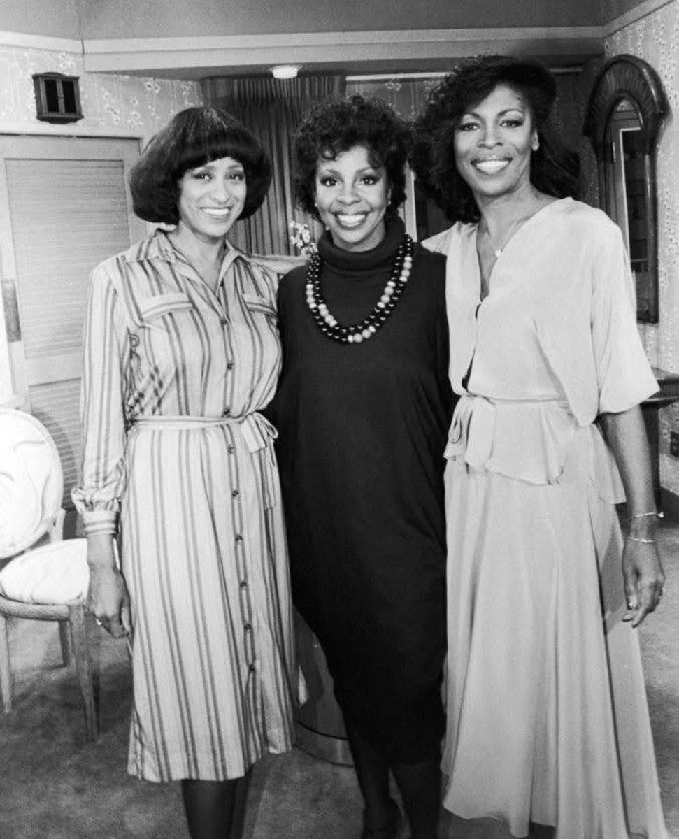 freakoutsideofx's tweet photo. Gladys Knight with two of the cast members and legends from "The Jeffersons," Marla Gibbs and Roxie Roker.🩷 https://t.co/NmWq1g4lfs