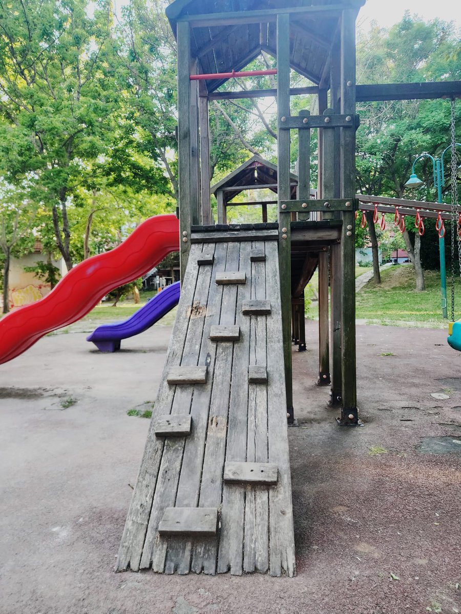 mebulut_'s tweet photo. Altunizade Huzur Parkının bakıma ihtiyacı var. Tırmanma parkurunun emniyet tahtasi ve tirmanma basamakları ve banklar kötü durumda. Ilginizi bekliyoruz. @uskudarbld @sdedetas https://t.co/gn8WriV2ep