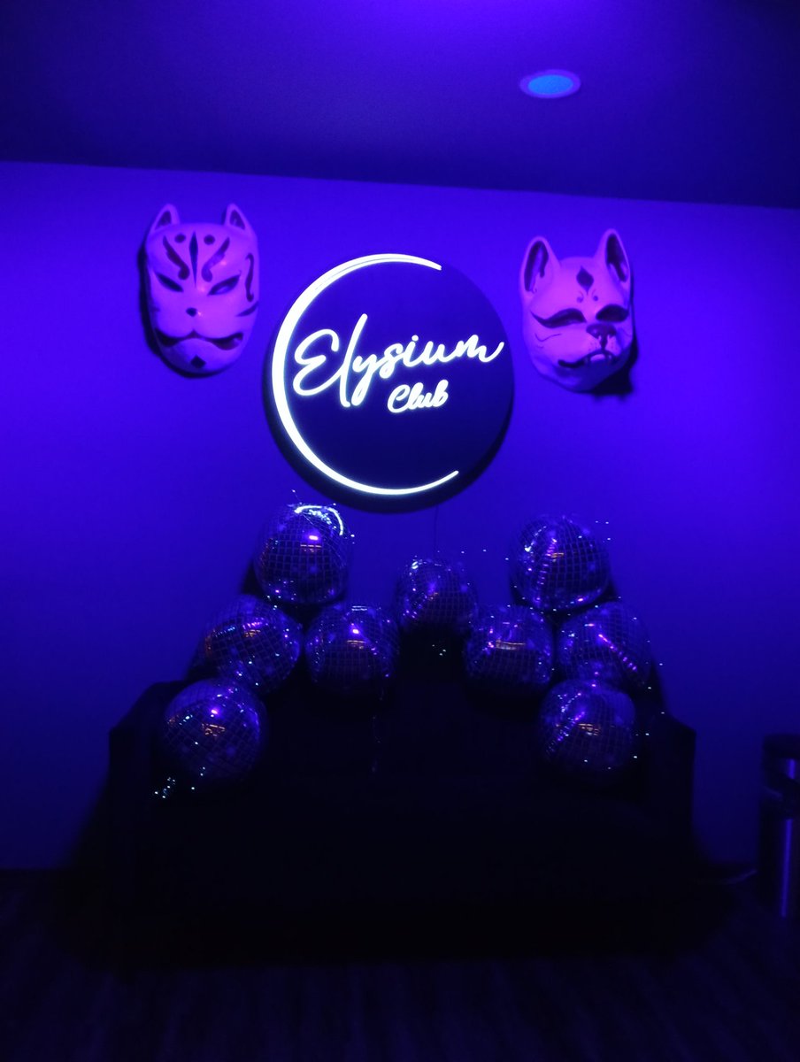 Jazminqro's tweet photo. Increíble la fiesta de anoche @elysium1309 la pasamos súper bien mi amigo Harry y yo https://t.co/iWArWrhvWZ