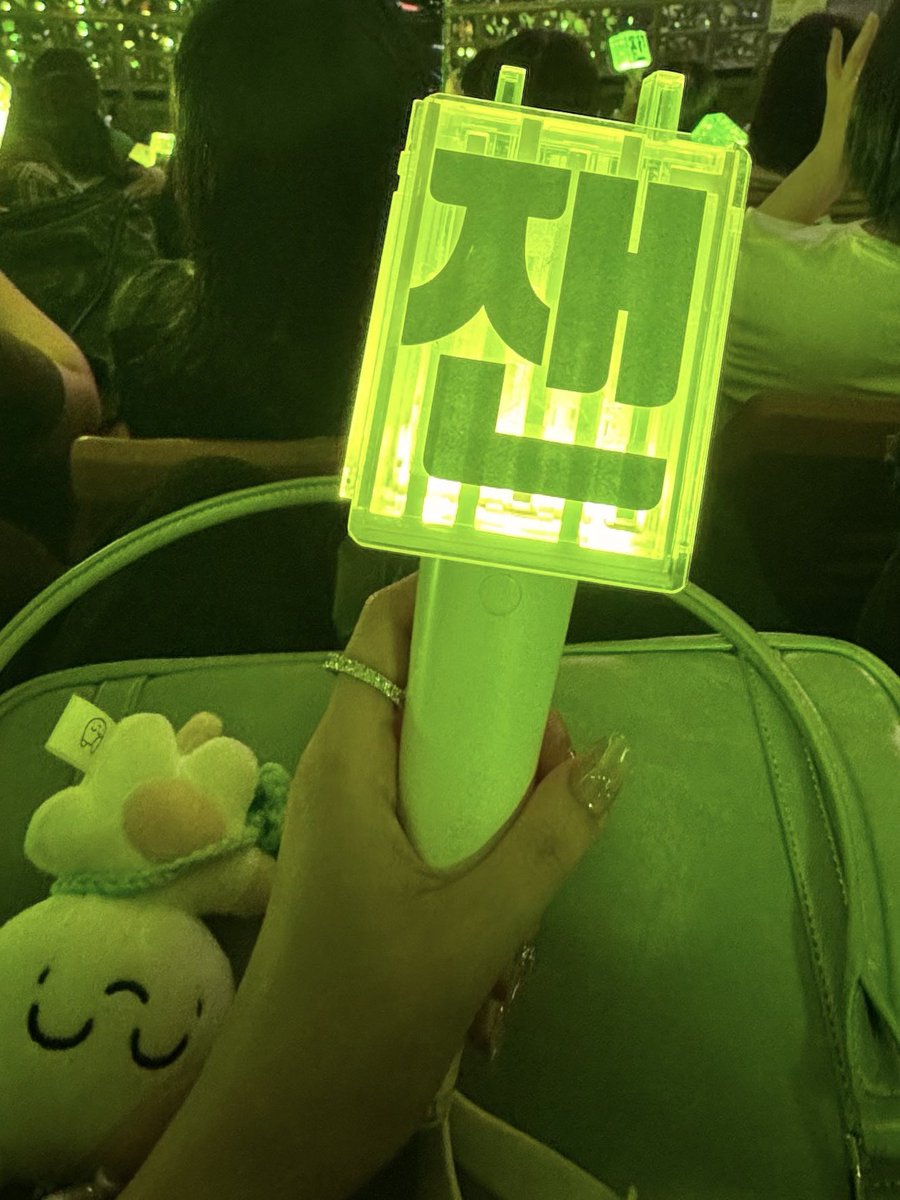_mxeum's tweet photo. 재현님 이틀내내 넘 귀여우셧음 그래서일까 내 믐봉이
사망함................ 우리평생가기로햇잔아 https://t.co/3JvyVtTV8j