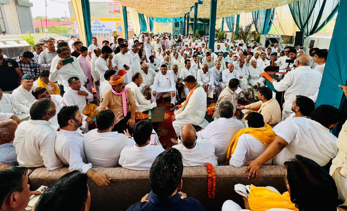 DeependerSHooda's tweet photo. आज असंध में भाई अनिल जयभारत द्वारा आयोजित जलपान कार्यक्रम ने एक जनसभा का रूप ले लिया।

हमारी शराफत को हमारी कमजोरी न समझें। अगर BJP सोच रही है कि वो हमें निशाने पर रखेगी तो हम अपने कदम पीछे हटा लेंगे। तो ये उसकी भूल है। हम एक इंच पीछे नहीं हटेंगे, डटे रहेंगे।

भाजपा के सारे झूठे वायदों को पूरा कराने के लिये मजबूती से संघर्ष करेंगे और भाजपा का घमंड तोड़ेंगे।