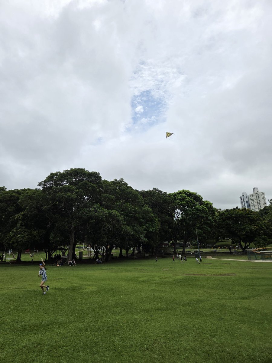 Orestes_PP's tweet photo. Intrepidos papalotes, con la bandera #cubana 🇨🇺 de la estrella solitaria, pintaron de azul, rojo y blanco cielo de #Panamá 🇵🇦, en una mañana dedicada niños y en la que no faltaron típicos juegos infantiles celebrar  el "Día de la Infancia" bien en alto, muy cerca de las nubes. https://t.co/LCSlXUGq47