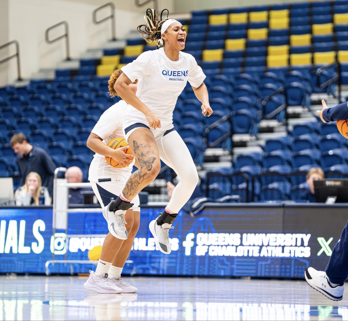 QueensWBB's tweet photo. Happy Birthday, Brenae! 🎉 Getting buckets and getting older. 🏀🎂 @brejg3  🕷️ 🕸️ 

#RoyalFam | #MTM2627 | #QUWBB https://t.co/SCHnrkYoYB