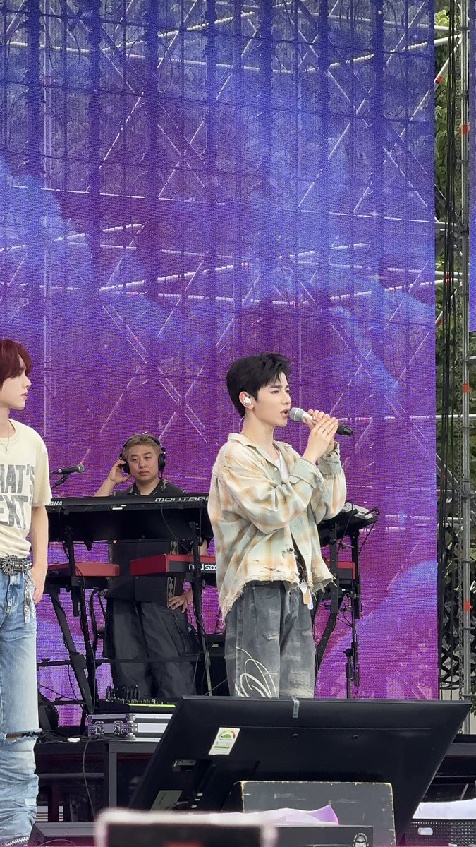 bloomhaobin's tweet photo. saw haohao at weverse con festival today !!!!! https://t.co/AVItLzt4tY