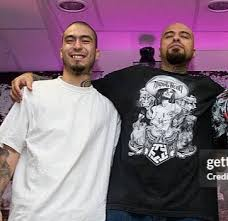 ElDrMedrano's tweet photo. ¡BABO RESPONDE A DHARIUS! 
La guerra de indirectas sigue. Luego de que Dharius lanzara supuestas referencias a Babo en "De Rol", el líder de Cartel de Santa respondió en "Sapo" y prácticamente enterró cualquier esperanza de verlos juntos en el Vol. 8.
#Babo #Dharius https://t.co/e9iYQLccu8