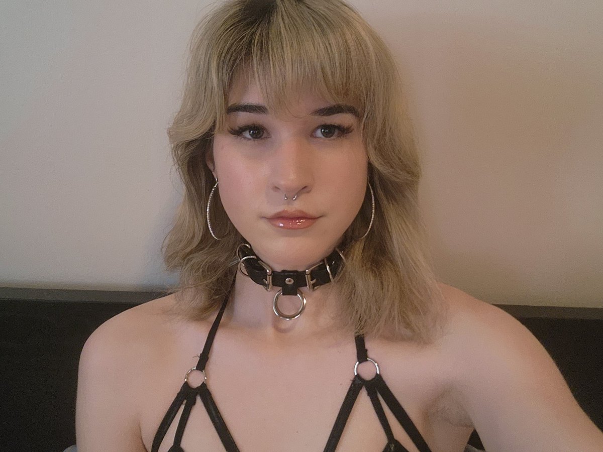 zoeyamara_'s tweet photo. i love this choker <3 https://t.co/1qTzNFFl1J