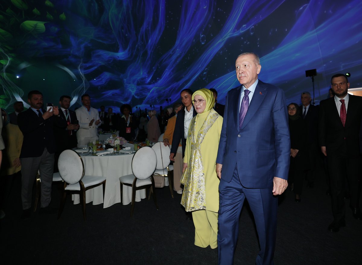 RTErdogan's tweet photo. Döngüsel ekonomiden iklim dostu üretim modellerine, atığın ekonomik değere dönüştürülmesinden kaynak verimliliğine kadar pek çok önemli başlığın ele alındığı Sıfır Atık Forumu’nun hayırlara vesile olmasını diliyorum.

183 ülkeden 120’yi aşkın bakanı, 200’ün üzerinde belediye başkanını, 500’den fazla uluslararası paydaşı bir araya getiren bu platformu son derece kıymetli bulduğumu özellikle ifade etmek istiyorum.

Gençlik teşkilatlarından özel sektöre, sivil toplum kuruluşlarından politika yapıcılara, akademisyenlerden karar vericilere 5 bini aşkın katılımcının iştirak ettiği bu forum, Türkiye’nin çevre diplomasisinde ulaştığı yüksek seviyenin açık bir göstergesidir.

Kasım ayında Antalya’da ev sahipliği yapacağımız COP31 Taraflar Konferansı’na giden yolda forumun üstlendiği bu misyon çok ama çok değerlidir.

Bu bakımdan forumun temasının “Antalya’ya Giden Yol: İklim Eylemi Olarak Sıfır Atık” şeklinde belirlenmesi son derece doğru ve isabetli olmuştur.

Foruma fikirleriyle, eleştirileriyle, tespitleriyle katkı yapan herkese şükranlarımı iletiyorum.

Forumun irade beyanları olan ortak deklarasyon ve ortak sonuç bildirgesinin de çevre ve iklim alanında atılacak yeni adımlar için şimdiden hayırlı sonuçlara vesile olmasını temenni ediyorum.