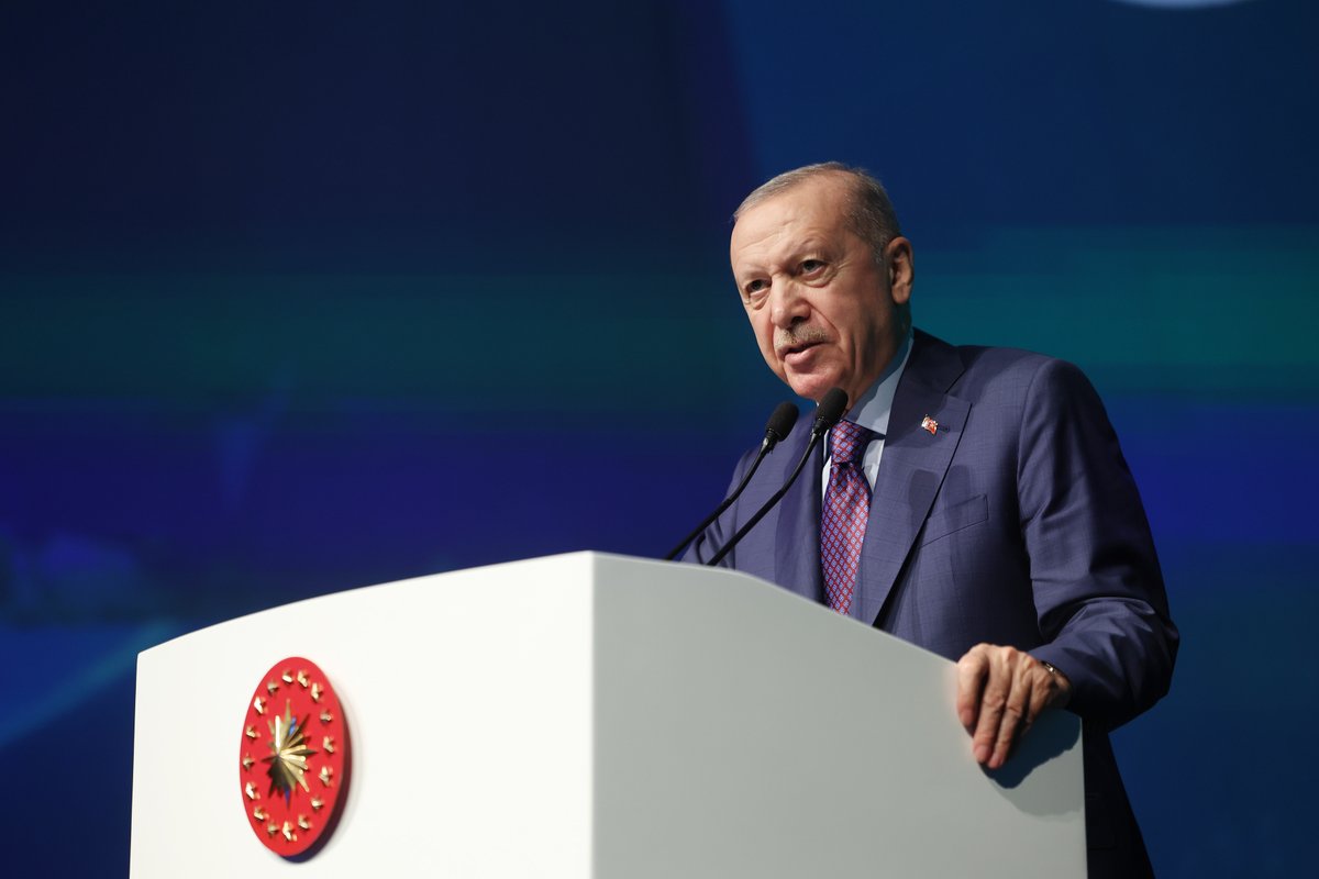RTErdogan's tweet photo. Döngüsel ekonomiden iklim dostu üretim modellerine, atığın ekonomik değere dönüştürülmesinden kaynak verimliliğine kadar pek çok önemli başlığın ele alındığı Sıfır Atık Forumu’nun hayırlara vesile olmasını diliyorum.

183 ülkeden 120’yi aşkın bakanı, 200’ün üzerinde belediye başkanını, 500’den fazla uluslararası paydaşı bir araya getiren bu platformu son derece kıymetli bulduğumu özellikle ifade etmek istiyorum.

Gençlik teşkilatlarından özel sektöre, sivil toplum kuruluşlarından politika yapıcılara, akademisyenlerden karar vericilere 5 bini aşkın katılımcının iştirak ettiği bu forum, Türkiye’nin çevre diplomasisinde ulaştığı yüksek seviyenin açık bir göstergesidir.

Kasım ayında Antalya’da ev sahipliği yapacağımız COP31 Taraflar Konferansı’na giden yolda forumun üstlendiği bu misyon çok ama çok değerlidir.

Bu bakımdan forumun temasının “Antalya’ya Giden Yol: İklim Eylemi Olarak Sıfır Atık” şeklinde belirlenmesi son derece doğru ve isabetli olmuştur.

Foruma fikirleriyle, eleştirileriyle, tespitleriyle katkı yapan herkese şükranlarımı iletiyorum.

Forumun irade beyanları olan ortak deklarasyon ve ortak sonuç bildirgesinin de çevre ve iklim alanında atılacak yeni adımlar için şimdiden hayırlı sonuçlara vesile olmasını temenni ediyorum.