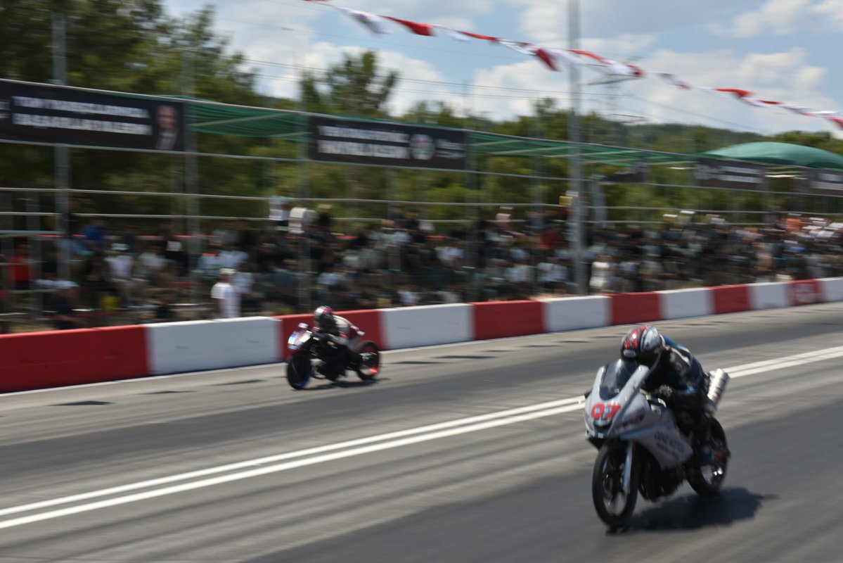 kepezbelediyesi's tweet photo. Türkiye Moto Drag Şampiyonası’nın 2. ayağı Kepez’de büyük bir heyecanla tamamlandı. 🏍️🏁

Kepez Yeni Drag Pisti’nde iki gün boyunca hız, adrenalin ve mücadele bir araya geldi. Türkiye’nin dört bir yanından gelen sporcular performanslarıyla izleyenlere unutulmaz anlar yaşatırken, motosiklet tutkunları da bu büyük heyecana ortak oldu.

Şampiyonaya katılan tüm sporculara, emeği geçen herkese ve tribünleri dolduran vatandaşlarımıza teşekkür ediyoruz.

📍 Kepez Yeni Drag Pisti