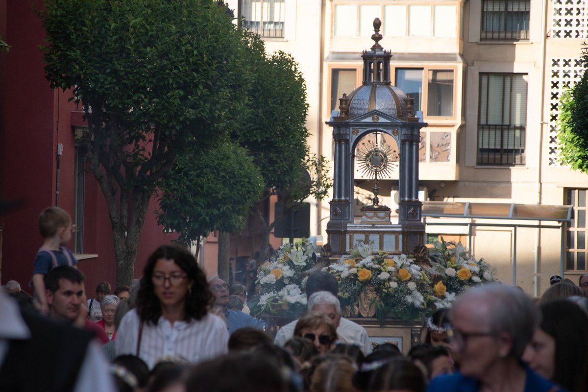 cncatedralsoria's tweet photo. En el día de ayer celebramos la Solemnidad del Corpus Christi, acompañando al Señor por nuestras calles en una emotiva procesión. https://t.co/D4Wb7Kee5T
