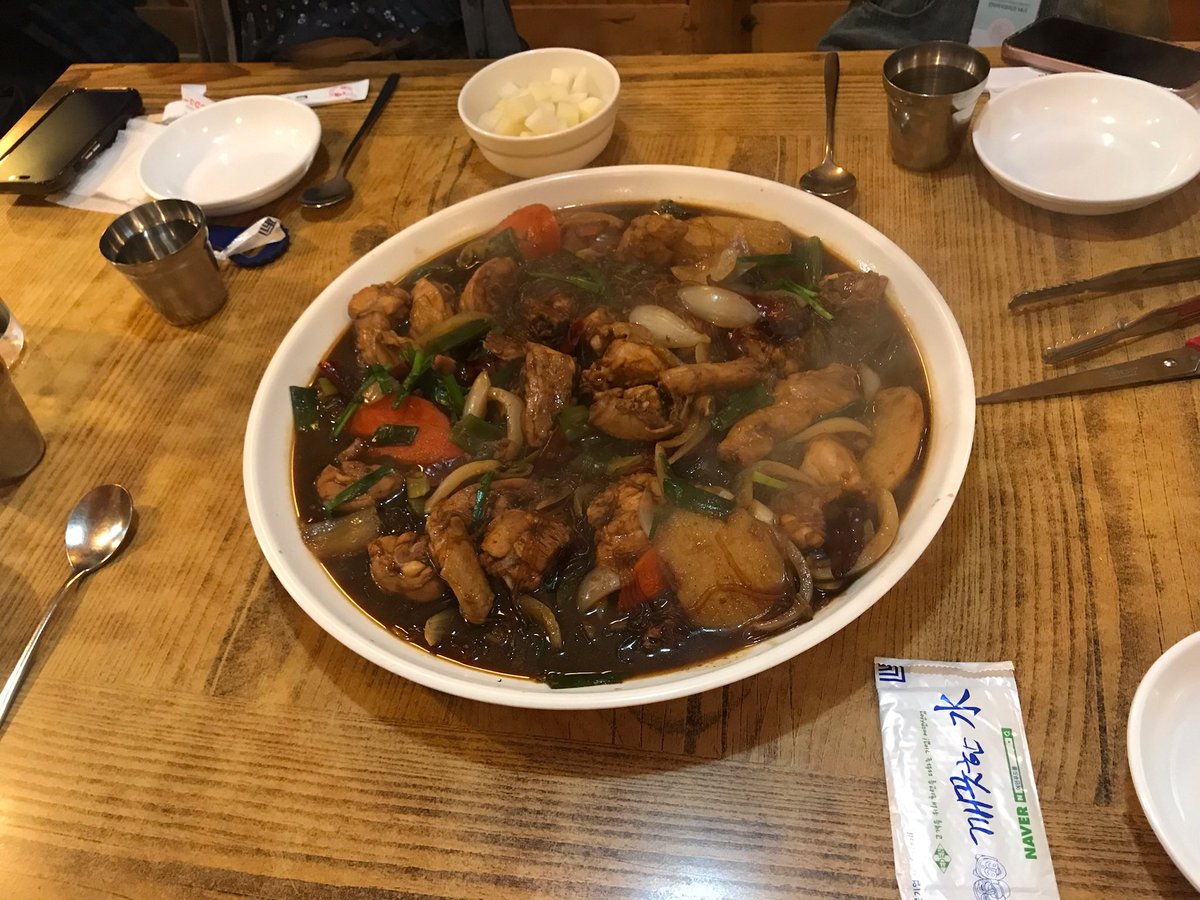 ccxomn's tweet photo. 安東と言えばチムタク♡
鶏肉を醤油ベースの甘辛いタレで煮込んだ韓国の郷土料理
じゃがいもやにんじん、玉ねぎ、ネギなど野菜もたっぷり🫰🏿💕
日本人にも親しみやすい味付けなので、韓国旅行に来たらぜひ食べてみてください♥

#韓旅サポーターズ #韓国料理 #韓国旅行 #韓国情報 https://t.co/8iYng0xHBL