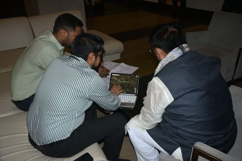 Ershailendrabjp's tweet photo. खगड़िया से पूर्णिया तक विकास की नई रफ्तार को लेकर आज बरौनी (बेगूसराय) में एनएचएआई अधिकारियों के साथ ₹3,936 करोड़ की लागत से बनने वाली राष्ट्रीय राजमार्ग-31/231 के खगड़िया–पूर्णिया 4-लेन परियोजना की विस्तृत समीक्षा की।

भारत सरकार की कैबिनेट द्वारा स्वीकृत यह महत्वाकांक्षी परियोजना कोसी एवं सीमांचल क्षेत्र की विकास यात्रा में मील का पत्थर साबित होगी। समीक्षा के दौरान परियोजना की प्रगति, भूमि उपलब्धता, प्रस्तावित संरचनाओं, सड़क सुरक्षा उपायों एवं निर्माण समय-सीमा पर विस्तार से चर्चा की गई। अधिकारियों ने अवगत कराया कि लगभग 90 प्रतिशत भूमि उपलब्ध है तथा परियोजना का अवार्ड अगस्त 2026 तक किए जाने की संभावना है।

143.53 किलोमीटर लंबी यह परियोजना केवल एक सड़क निर्माण योजना नहीं, बल्कि उत्तर-पूर्व बिहार के आर्थिक, सामाजिक एवं औद्योगिक विकास का सशक्त माध्यम बनेगी। आधुनिक फ्लाईओवर, अंडरपास, सर्विस रोड, बाईपास एवं पुलों से युक्त यह हाईवे क्षेत्र में बेहतर कनेक्टिविटी, सुरक्षित आवागमन, व्यापारिक गतिविधियों के विस्तार तथा रोजगार सृजन को नई गति देगा। राज्य सरकार एवं भारत सरकार के समन्वय से इस महत्वपूर्ण परियोजना को समयबद्ध एवं उच्च गुणवत्ता के साथ पूर्ण कराने के लिए सभी आवश्यक प्रयास किए जाएंगे।

यह परियोजना क्षेत्रीय संपर्क, व्यापार, कृषि, उद्योग एवं रोजगार के नए अवसरों के सृजन में महत्वपूर्ण भूमिका निभाएगी। इसके पूर्ण होने के उपरांत खगड़िया, मानसी, महेशखूंट, पसराहा, नारायणपुर, बिहपुर, खरीक, नौगछिया, भागलपुर, कुरसेला, गेड़ाबाड़ी, कटिहार, हरदा, मरंगा एवं पूर्णिया सहित संपूर्ण सीमांचल एवं कोसी क्षेत्र को बेहतर, सुरक्षित एवं सुगम सड़क संपर्क प्राप्त होगा। इस परियोजना से निर्माण के पश्चात खगड़िया से पूर्णिया की दूरी अधिकतम 2 घंटे में पूरी हो जाएगी। 

#KhagariaPurnea4Lane #NHAI #Infrastructure #Bihar #Seemanchal #Kosi #Development #HighwayProject #ViksitBihar #Connectivity #RoadDevelopment #NewBihar 🚩🛣️✨