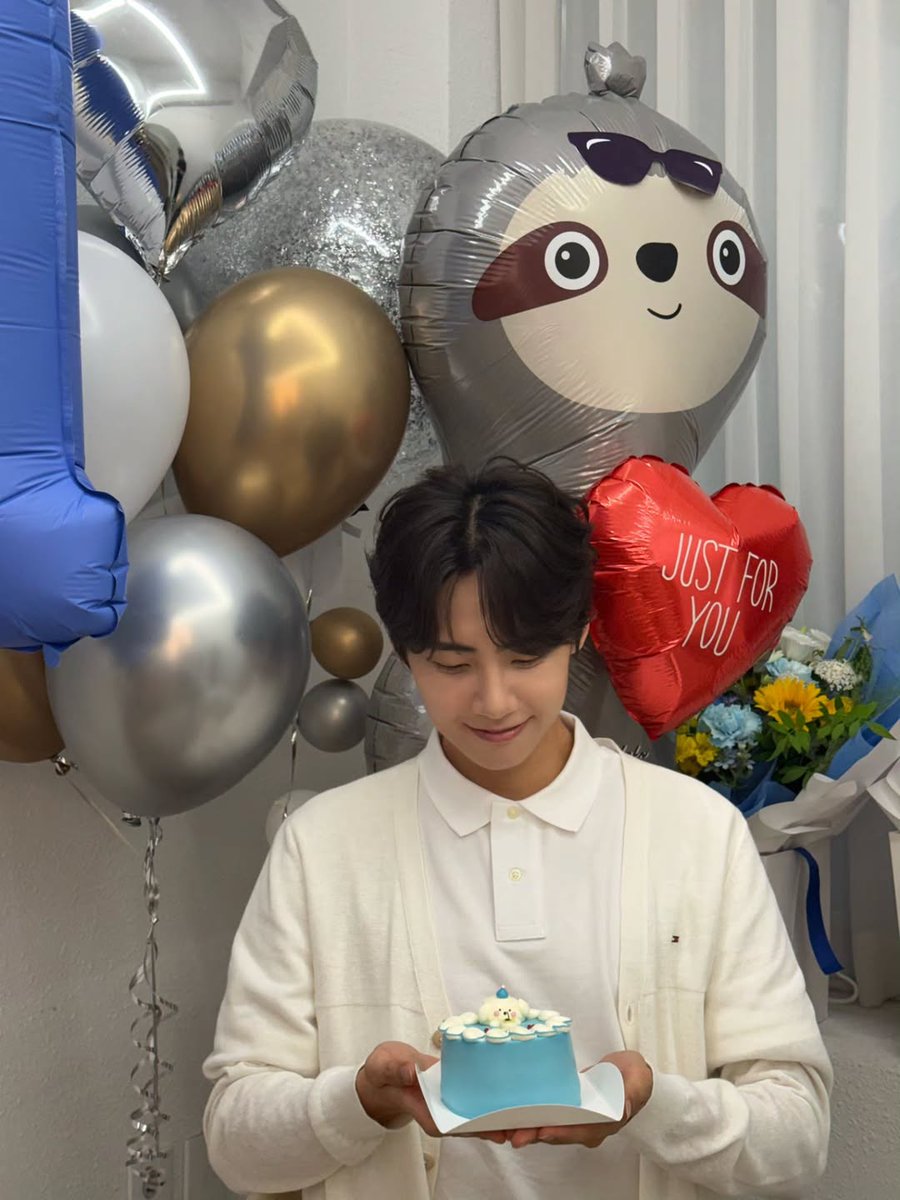 eggpostor's tweet photo. still as handsome as ever 🥺🫶 https://t.co/VVHph6lN3h