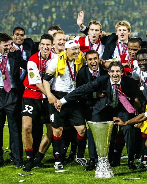 BerendAptroot's tweet photo. Jammer dat het Van Persie niet is gelukt als trainer bij Feyenoord. 

Hij blijft voor mij als speler een Feyenoord held met de winst van de UEFAcup, de KNVB beker en msg onvergetelijk mooie momenten met jonge fans bij zijn terugkeer als speler. https://t.co/wHRu8d1GRn