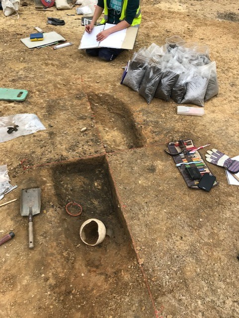 AndreasCarduck's tweet photo. [ 1/2 ] #Archäologie Zwischen Baggern, Baugruben und moderner Infrastruktur kommt in Aachen immer wieder Geschichte zum Vorschein. Im Rahmen der Bauleitung einer größeren Baumaßnahme wurden die archäologischen Arbeiten eng begleitet und mit dem Bauablauf koordiniert. Die Untersuchungen ermöglichten interessante Einblicke in vergangene Epochen und dokumentierten Spuren früherer Besiedlung. #acprojekte https://t.co/4M0iWs5L1x