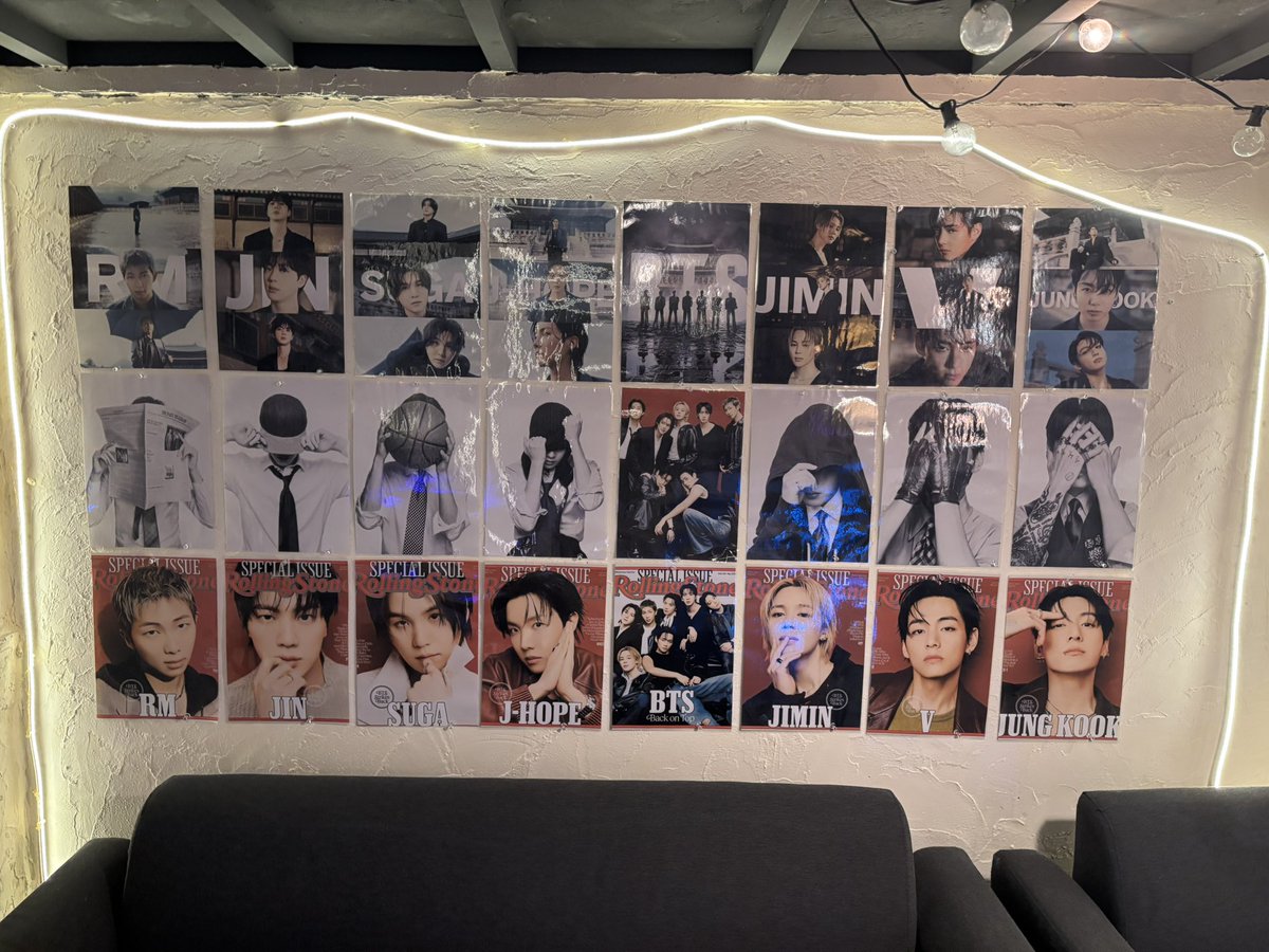 junka_junjun's tweet photo. 3階に上がってゆっくりさせてもらえたんだけど、ここはARMYならうれしいお部屋💜
BTSの映像がずっと流れてて四方の壁一面全部BTS。同僚ちゃんのテンションも爆上がり😁
同僚ちゃんのラテのジミンちゃんがツボすぎる🤣カッコイイ写真を選ぶかと思ってたのに可愛いやつだった（笑）
楽しい1日でした😊 https://t.co/Rf9N2lOZFM