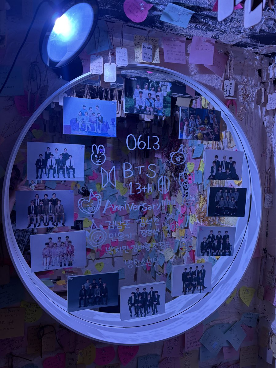 junka_junjun's tweet photo. 3階に上がってゆっくりさせてもらえたんだけど、ここはARMYならうれしいお部屋💜
BTSの映像がずっと流れてて四方の壁一面全部BTS。同僚ちゃんのテンションも爆上がり😁
同僚ちゃんのラテのジミンちゃんがツボすぎる🤣カッコイイ写真を選ぶかと思ってたのに可愛いやつだった（笑）
楽しい1日でした😊 https://t.co/Rf9N2lOZFM