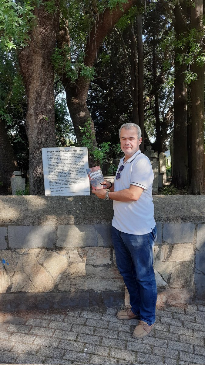 OsmanAzman3's tweet photo. Dün kitabımın ana konusu olan  Üsküdar Özbekler Tekkesine gittim.
GitmişkenTeşkilat-ı Mahsusa’nın yiğidi Sudanlı Zenci Musa'nın kabrini de ziyaret ettim.
Orada bulunmak beni ziyadesiyle heyecanlandırdı. https://t.co/PTedZP4olY