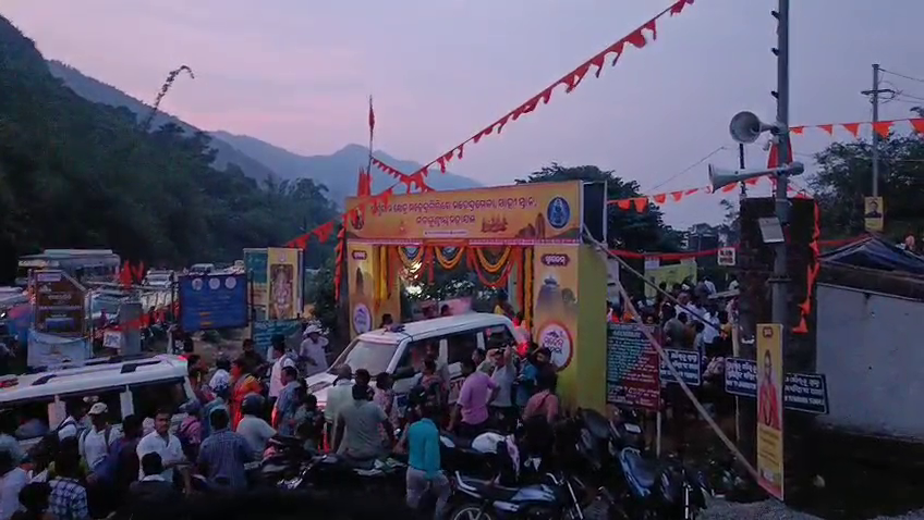otvkhabar's tweet photo. #ପିକ୍‌ଅପ୍‌_ଓଲଟି_ଜଣେ_ମୃତ_୩୦_ଆହତ
-ଦିଗପହଣ୍ଡି: ଅଣ୍ଡଅଣ୍ଡା ନିକଟରେ ଓଲଟିଲା ପିକ୍‌ଅପ୍‌ ଭ୍ୟାନ୍‌
-ଦୁର୍ଘଟଣାରେ ଜଣେ ମୃତ ଓ ୩୦ ଜଣ ଆହତ
-ଭାରସାମ୍ୟ ହରାଇ ଓଲଟିଲା ପିକ୍‌ଅପ୍‌, ଜରଡ଼ା ପୋଲିସ୍‌ର ତଦନ୍ତ
-ମହେନ୍ଦ୍ରଗିରି ମେଳା ଦେଖି ଫେରିବା ବେଳେ ଦୁର୍ଘଟଣା
-ମୃତାହତମାନେ ଚିକିଟି ବ୍ଲକ କରବାଲୁଆ ଗାଁର ସୂଚନା
#PickupVanAccident #Digapahandi #MahendragiriMela #OdishaAccident #RoadAccident #GanjamNews #JaradaPolice #Chikiti #KarbaluaVillage #OTV