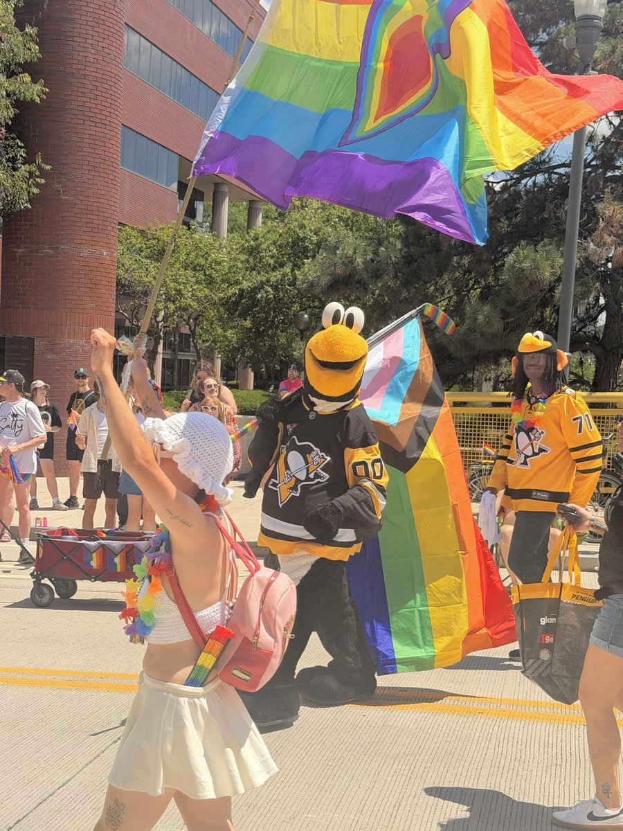 genosbest's tweet photo. pittsburgh queer icon iceburgh 😋💛 https://t.co/CMcaNFyX6F