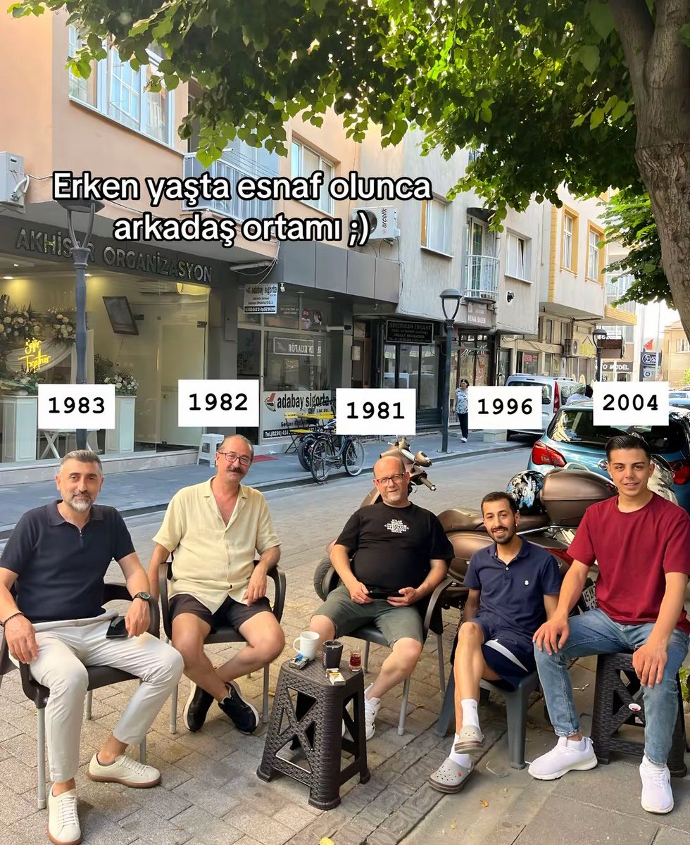 bayrakmedya's tweet photo. Genç yaşta esnaf olan bir genç, arkadaşlarıyla bir fotoğraf paylaştı. https://t.co/fC2ag5GNeu