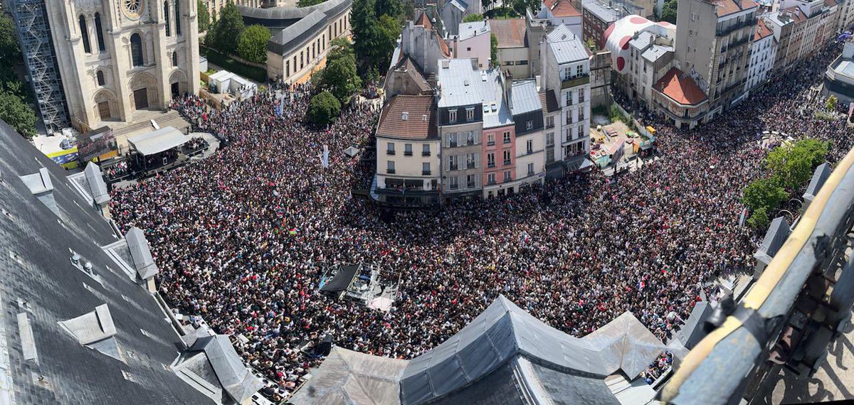 PtitConDgauche's tweet photo. @RaquelGarridoFr À gauche le meeting de lancement de campagne de Jean-Luc Mélenchon. À droite le grand meeting du Front Populaire 2027. https://t.co/tD9TTjESAK