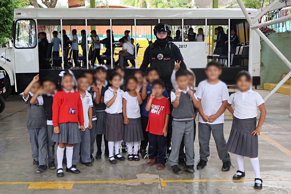 masiosaremor's tweet photo. 🚦 Con juegos, dinámicas y actividades prácticas, la SEPRAC llevó educación vial a más de 660 estudiantes de Buenavista. El programa busca formar desde la infancia ciudadanos más responsables y prevenir accidentes en la vía pública. 🚸⚠️ 
https://t.co/tQ30mjhMfk https://t.co/C5mh6l1tOs