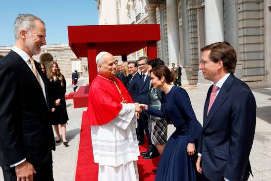 mrspain71's tweet photo. Ayuso pensaba que recibiría el afecto público del Papa.

El gesto compasivo del Pontífice y su frialdad no ha pasado desapercibido para nadie.

Un detalle del descontento del Papa con las políticas de PP y VOX. https://t.co/Kvjnr3ltjd