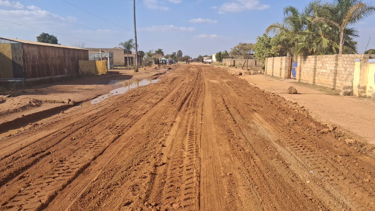 LemoSebo's tweet photo. π Soutpan: Rabelego Road (Ward 13)
The blading of the unsurfaced Rabelego Road has been completed, improving road conditions and accessibility for residents and motorists in the area.
#ServiceDelivery #ActionSA #TshwaneWorks https://t.co/sTVh8QUmlS