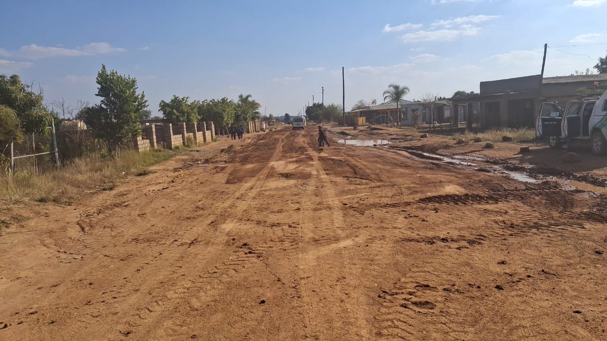 LemoSebo's tweet photo. π Soutpan: Rabelego Road (Ward 13)
The blading of the unsurfaced Rabelego Road has been completed, improving road conditions and accessibility for residents and motorists in the area.
#ServiceDelivery #ActionSA #TshwaneWorks https://t.co/sTVh8QUmlS
