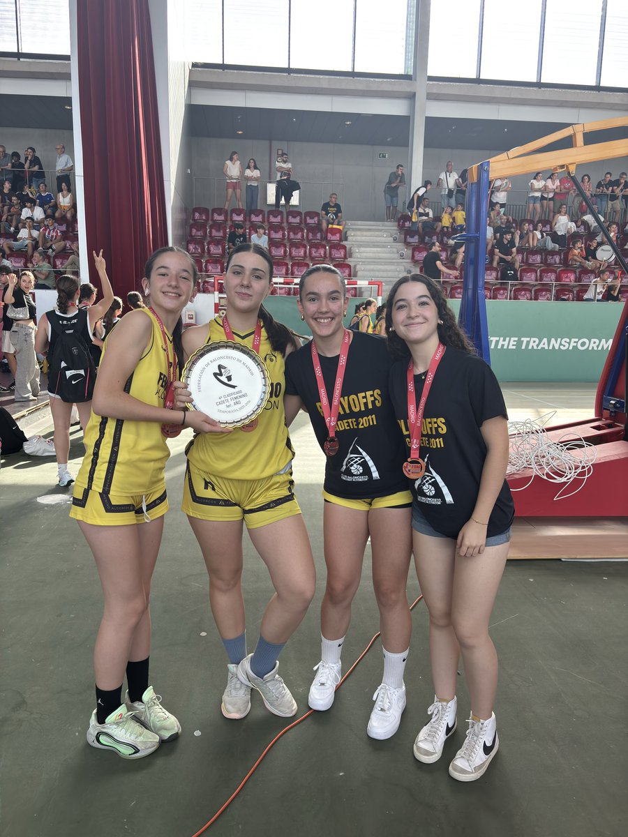 FEMENINALCORCON's tweet photo. ¡ Cuartas de Madrid ! 💛

No ha sido posible poner el broche a una temporada espectacular, pero estamos muy orgullosos de nuestro Cadete de Primer Año 🙌🏻

EQUIPAZO ✨ https://t.co/8bxHJDDPYH