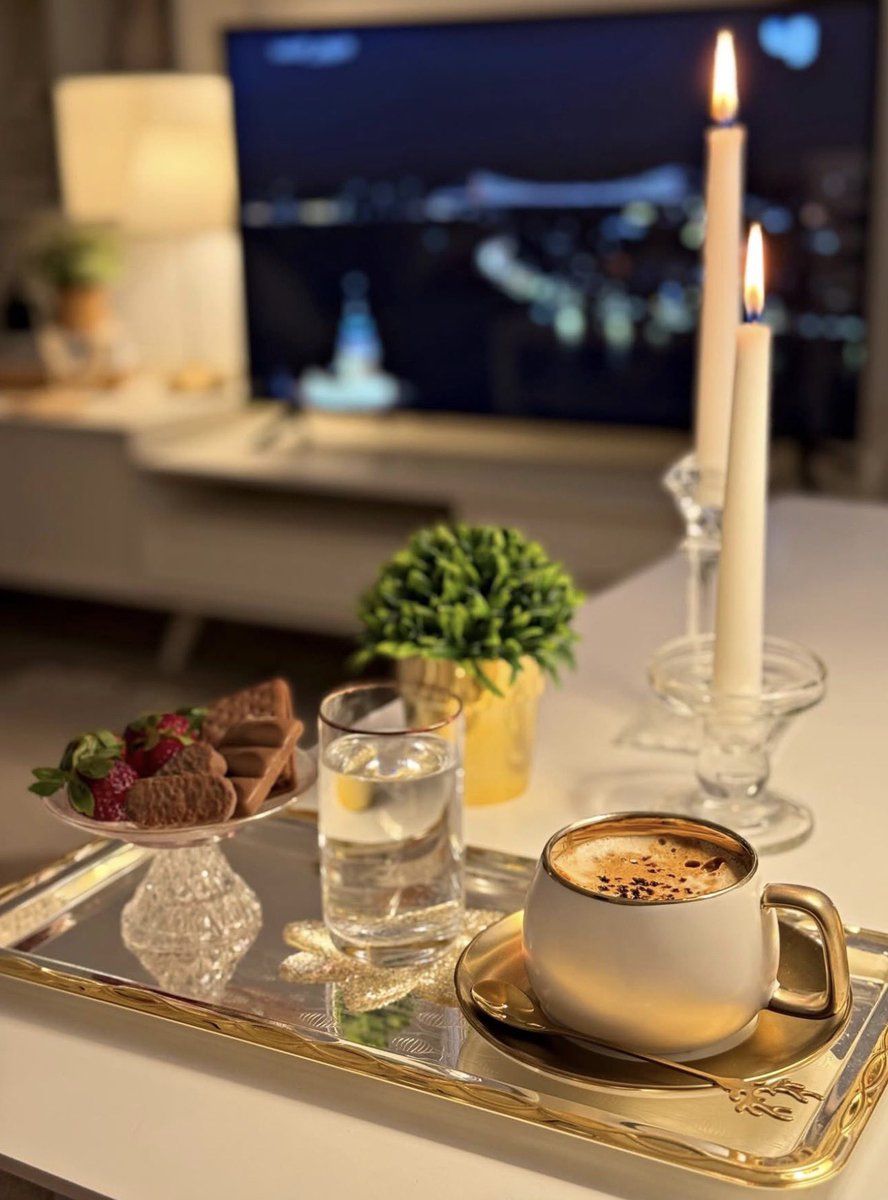 ai_sh600's tweet photo. لا تاخذ أوصافي من اللي وصفني
لا تصير كالدربيل كلن يوزّنك!

برّق شوي وشوف روحك وشفني
لحدن يزيني ولحدن يزينك !

انا ليا جيت كلن عرفني
وانت تجي وتروح محدن درا عنك 

 #مساء_الخير_والسعاده_للجميع https://t.co/SF6nQVveJQ
