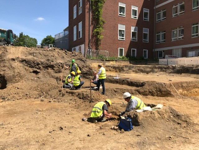 AndreasCarduck's tweet photo. [ 2/2 ] #Archäologie So zeigt sich, dass unter den Straßen und Gebäuden der heutigen Stadt noch zahlreiche Zeugnisse ihrer langen Geschichte verborgen liegen. Die enge Abstimmung zwischen Archäologie, Bauherrschaft und #Bauleitung trug dazu bei, sowohl den Schutz des kulturellen Erbes als auch den planmäßigen Baufortschritt sicherzustellen. #acprojekte https://t.co/4M0iWs5L1x