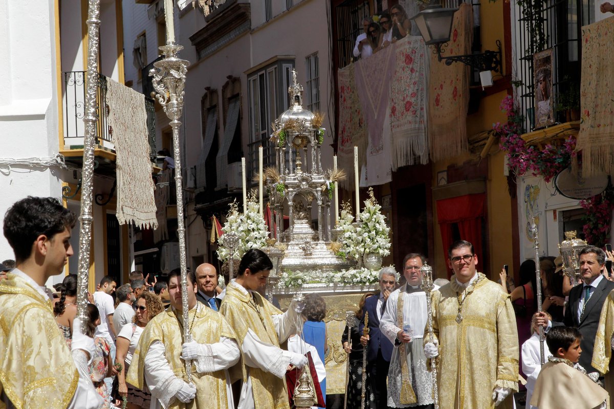 EspDeTriana's tweet photo. ¡Alabado sea el Santísimo Sacramento del Altar! 

#EsperanzaDeTriana https://t.co/tZGkyP1IU4