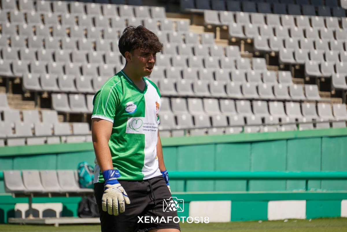 TwCordoba's tweet photo. 🩶💚 Nuestro capitán, @ViudxdeGenaro, esta mañana con @CalifatoBV en el torneo de fútbol 7 organizado en el Nuevo Arcángel por la @fpccf 

Bonita camiseta 😉 ¡Nos vemos el 26!

(Fotos de @xemafotos18) https://t.co/rI3zxg4Hk6