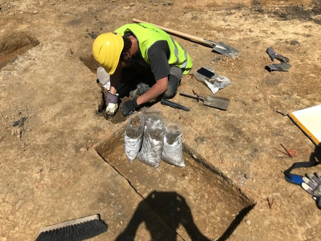 AndreasCarduck's tweet photo. [ 2/2 ] #Archäologie So zeigt sich, dass unter den Straßen und Gebäuden der heutigen Stadt noch zahlreiche Zeugnisse ihrer langen Geschichte verborgen liegen. Die enge Abstimmung zwischen Archäologie, Bauherrschaft und #Bauleitung trug dazu bei, sowohl den Schutz des kulturellen Erbes als auch den planmäßigen Baufortschritt sicherzustellen. #acprojekte https://t.co/4M0iWs5L1x