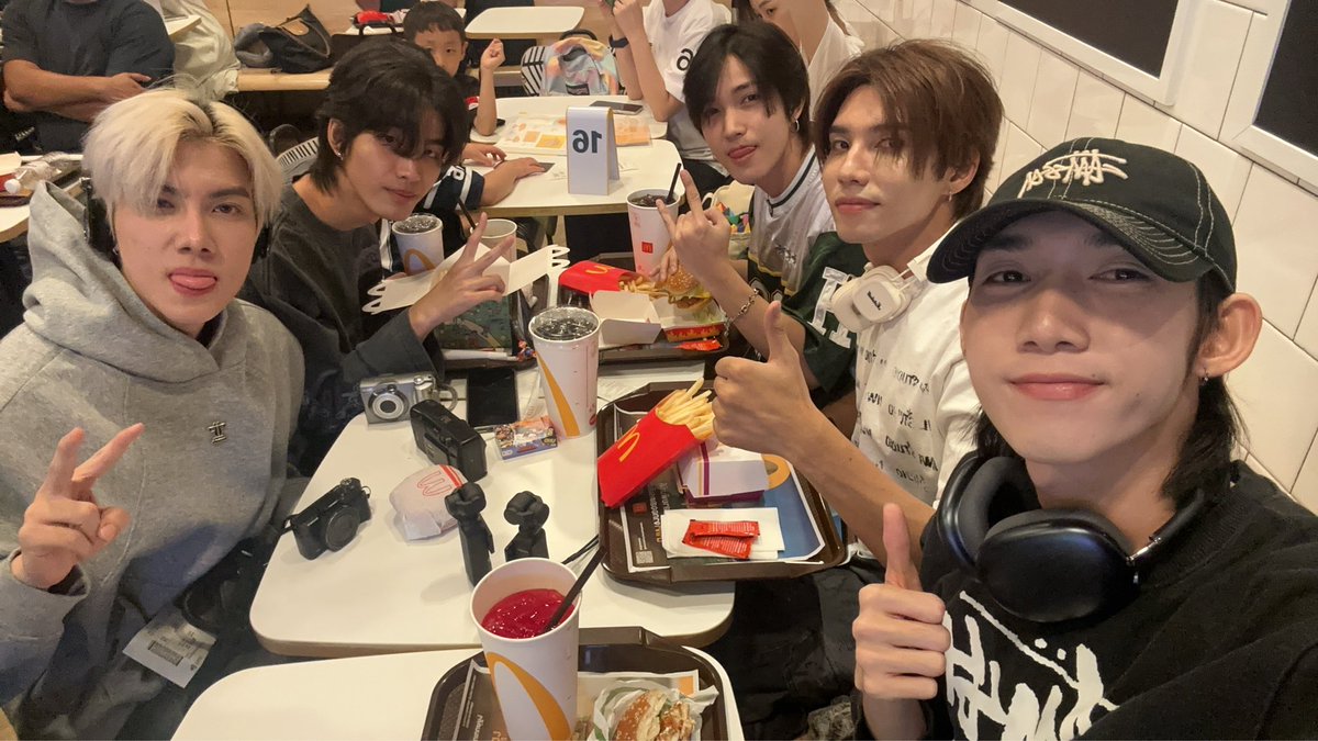 beibei_krit's tweet photo. เจอกันใหม่ใน 6 ชั่วโมงข้างหน้า 🛫

#BeibeiKrit #BEIBEISH1NE https://t.co/qkIvv9NJAQ