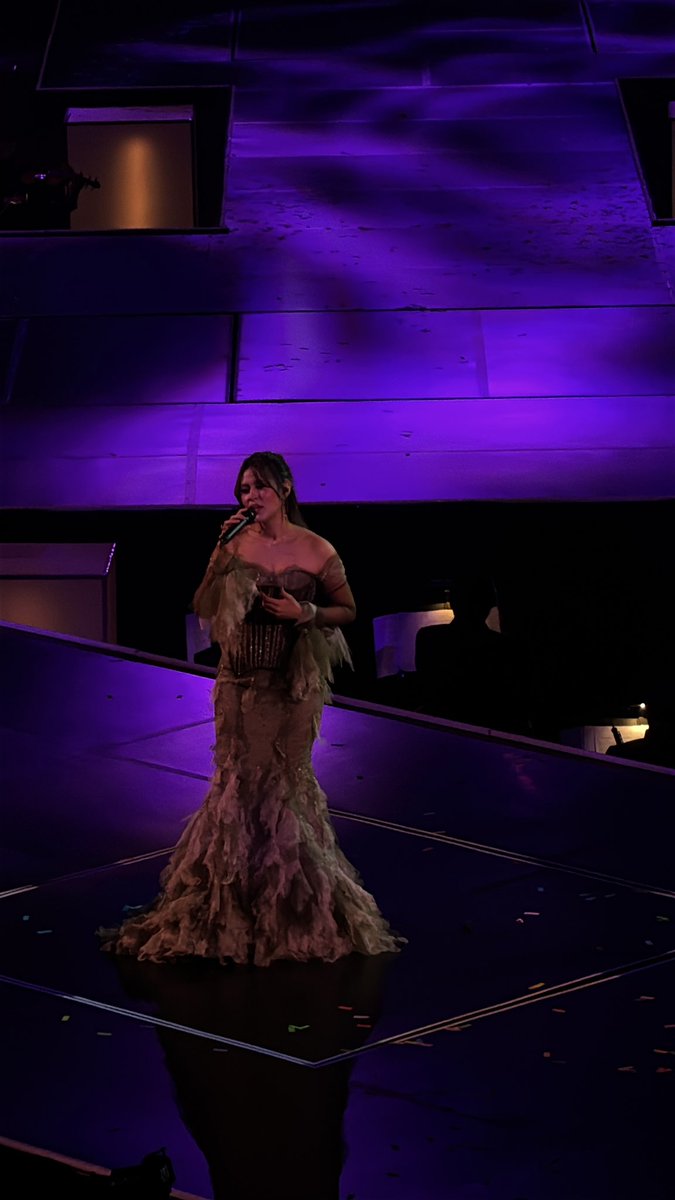 sellshitpost's tweet photo. buat yang sibuk bekerja dan susah cuti, ini namanya nonton konser raisa ya.

raisa yang ganti dress lebih dari 5x, durasi 3,5 jam😛 https://t.co/atEOlccoD9