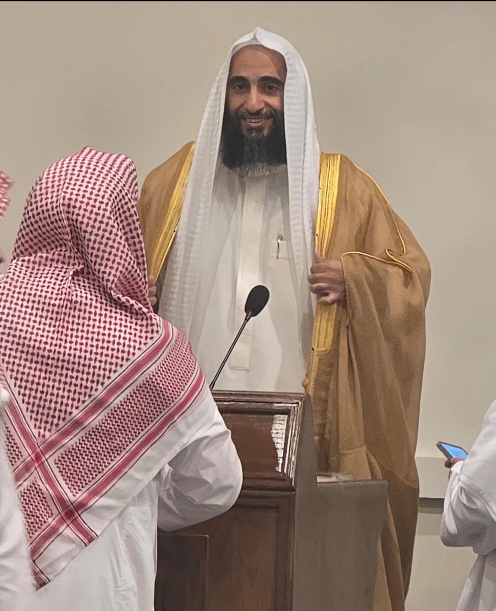 Hamz_ee's tweet photo. Sheikh Ahmed Bin Talib Hameed receives his Doctorate Degree Ph.D with excellent honors and first class distinction from King Abdul Aziz University. https://t.co/vELBtyUvrO