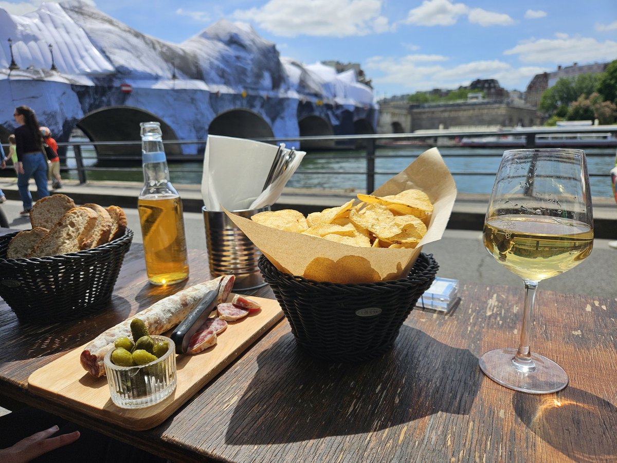 raphaeltm_'s tweet photo. #paris lunch. What a beautiful day. https://t.co/BWGRcjaRq1